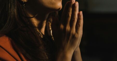 A Fé em Movimento: Como a Ação Transforma Destinos e Atrai Luz Divina