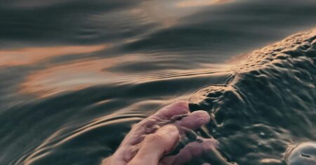 A Geração dos Corações Líquidos: Por que o Amor Virou um Swipe para a Direita e Como Reconstruí-lo com a Alma